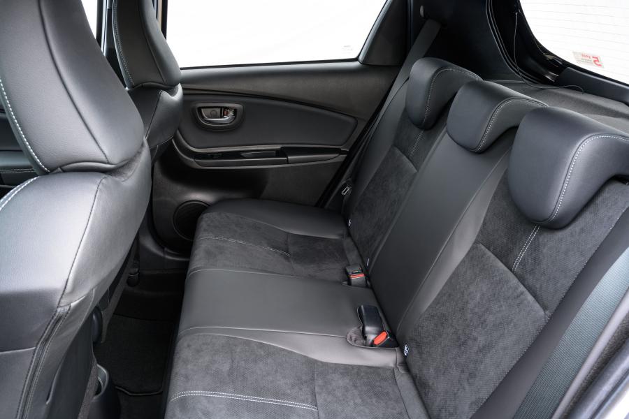 Интерьер Toyota Yaris Hybrid GR Sport 2019 года  (UK) (фото 10 из 40)